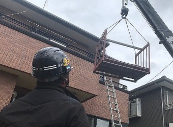 クレーンを操作する職人
