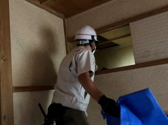 北側の天袋から屋根裏に登る準備をするスタッフ