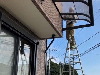 端のテラス屋根から撤去していきます