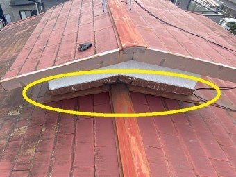 屋根の上に小さな屋根があるのが腰屋根