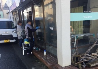一般のクリーナーでガラス磨き