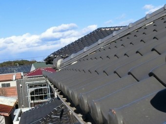雨樋に漆喰の欠片