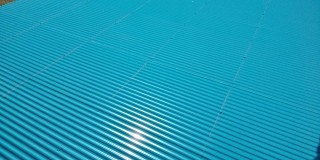新しく施工し太陽光が反射する波トタン