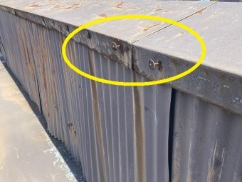 釘が抜けてきている笠木の留め具