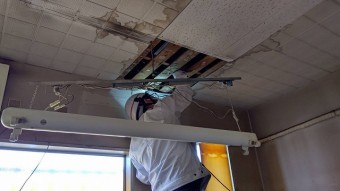 結城市内貸テナントの天井裏を確認するスタッフ
