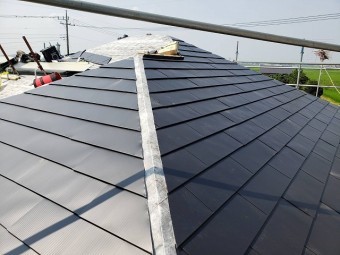 屋根半分にガルバリウムカバーを行った結城市内の現場屋根