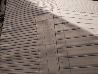 降り棟部の下地に防水紙を重ね張りする