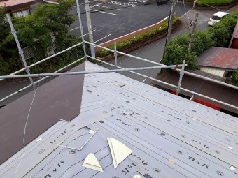 軒先から貼られているGMルーフの画像