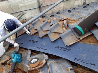 新しい谷板金の下には防水シートを敷く