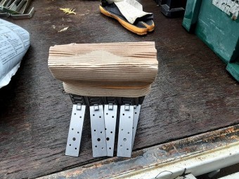 ガイドライン工法で使用する五本づつ束ねられた強化棟金具