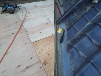 谷板金との緩衝部に構造用合板下地を加工して設置