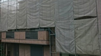 水戸市の3階建て住宅に養生ネットをかけた様子