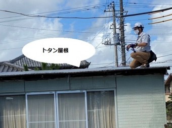 ひたちなか市のトタン屋根に登り調査を行うスタッフ