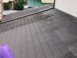 化粧スレートの大きな差し掛け屋根