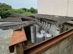 屋根工事を行う前の水戸市内の破損した波板スレート屋根