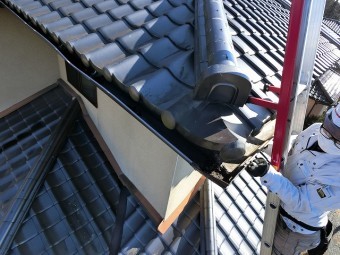 破損した雨樋を撤去するスタッフ