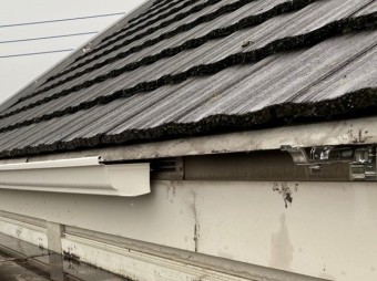 石岡市のアパートで大型雨樋を施工中