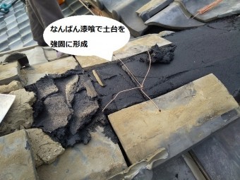なんばん漆喰で段積みの棟を積み直している