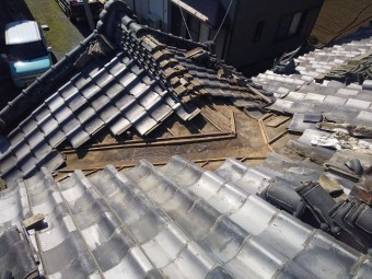 屋根修理範囲の入母屋屋根瓦を解体した様子