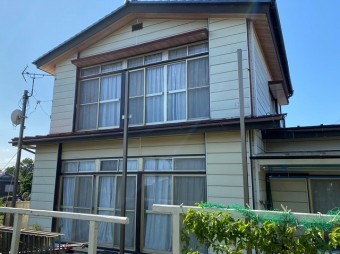 後付けベランダの解体が完了した2階建ての家