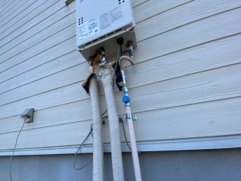 新しく新設した単機能給湯器の配管部分を撮影