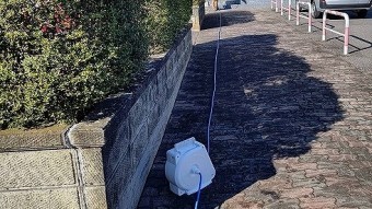 散水調査のために、敷地内にドラムホースを這わせる