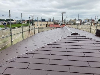 屋根塗装工事が完了したスレート屋根