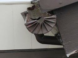 施工前のブリキ製雨樋と木製破風板