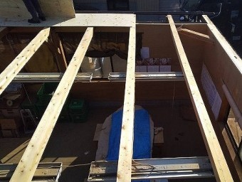 野地板の解体が完了すると作業小屋の室内が見える