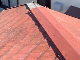 軒先の棟板金が飛散しており、棟木が露出している