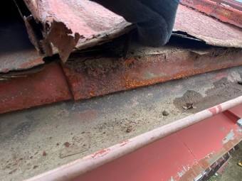 錆割れを起こし、手で持ち上がってしまうほど劣化している瓦棒屋根