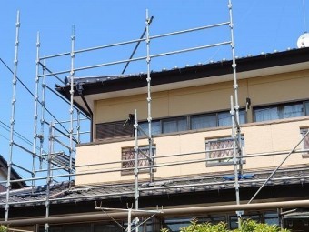 足場が徐々に組み上がってきた古河市の現場