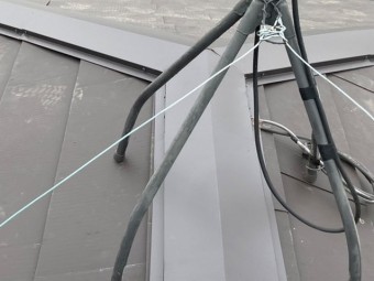 屋根の三又板金付近に立つテレビアンテナ