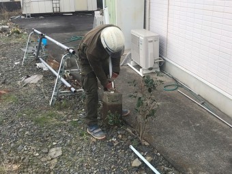 フェンス台のブロックを引き抜く職人