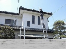 梯子で銅製雨樋交換