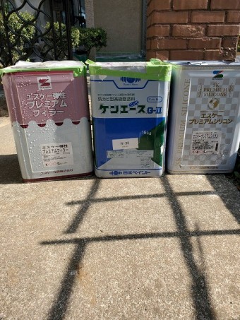 小美玉市の外壁塗装現場で使用する3種類の塗料缶