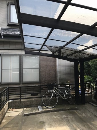 簾で塞いでいたカーポートの穴