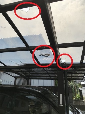 カーポートに3か所の穴