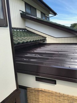 へこんだ折板屋根