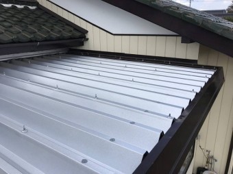 折板屋根材でカバー施工された水戸市内の小屋の屋根