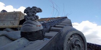 風切丸の土台を南蛮漆喰で形成し飾り瓦を先端につける