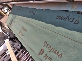 小屋の屋根にルーフィングを一面に貼る