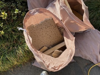 解体した天井材