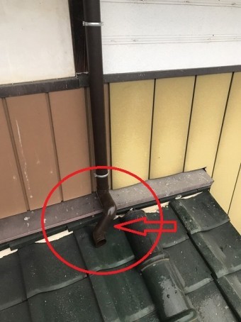 はい樋を曲げて付けているのは理由があります
