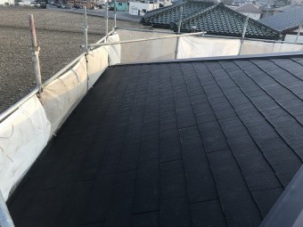 足場の間からこっそりと顔を出すスレート