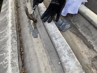 裂けた穴をハンマーで叩いて塞ぐ