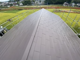 カバー工事が完了した切り妻屋根