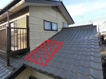 今回一部葺き直しした下屋根を斜線表示