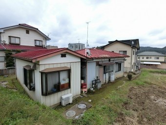 吹きさらしの西面風景