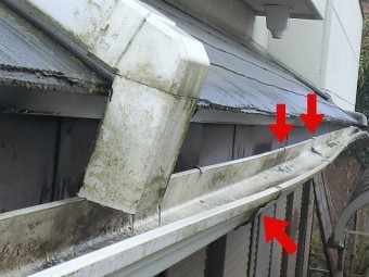 雨樋調査大きく外れた外受け金具